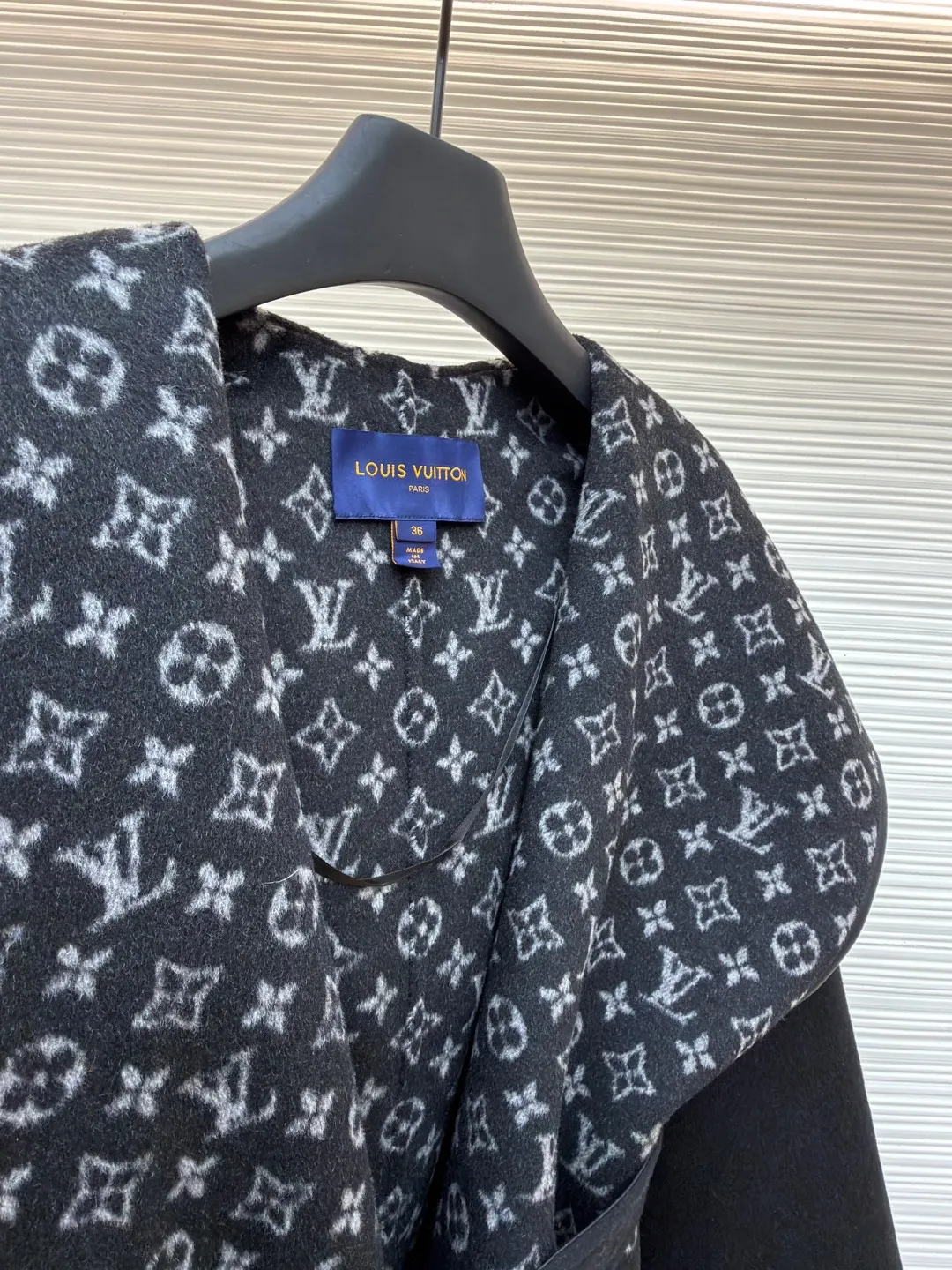 LOUIS VUITTON Wool lace-up hooded coat (mid-length) ●Original version: Purchased and developed by 36669 ●Item number: 1682297-J025 ●Fabric: wool fabric ●Technology: jacquard production ●Color: black ●Version: loose fit ●Weight: about 1575 grams ●Size: 34-36-38-40 ●Description: This presbyopic wool coat is made of double-sided blended wool fabric imported from Italy. The main part is made of high-density matte black wool, which has been pre-shrunk and steam-set to ensure that the fabric is stiff and not easily deformed. The large lapel and belt areas use jacquard weaving technology to present the classic presbyopic pattern as a three-dimensional texture. The pattern is digitally positioned and plated to ensure that the texture is symmetrical and clear. The body of the garment is unlined and double-sided sewn to reduce the weight of the garment while improving skin-friendliness. The cuffs and hem are hand-stitched to reveal exquisite details. The waist is customized with a wide belt of the same fabric, with an adjustable buckle design with invisible stitching, allowing the silhouette to be freely adjusted; the neckline adopts a double-layer composite structure, combined with the fixation process of hand-made arch stitches, to make the large lapels more three-dimensional. Every splicing follows the precision sewing standard of 1cm/8 stitches, perfectly integrating craftsmanship and design aesthetics. The overall wiring is straight and delicate, the fabric is comfortable and soft, and the color is consistent without color difference. It can be matched with the same style to create a fashionable look and control various occasions. Customized accessories, complete with three standards, same style for men and women!